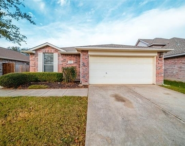 2211 Lilac Circle - Photo Thumbnail 2