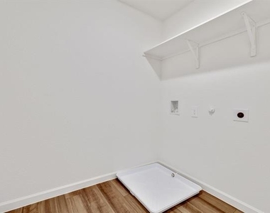 795 Yorkshire Drive - Photo Thumbnail 14