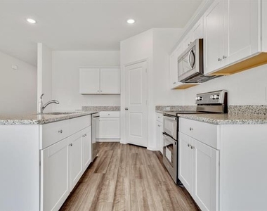 795 Yorkshire Drive - Photo Thumbnail 24