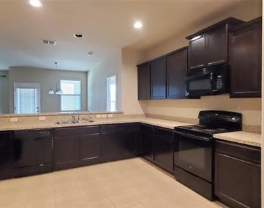 133 Oriole Drive - Photo Thumbnail 3