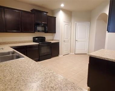 133 Oriole Drive - Photo Thumbnail 4