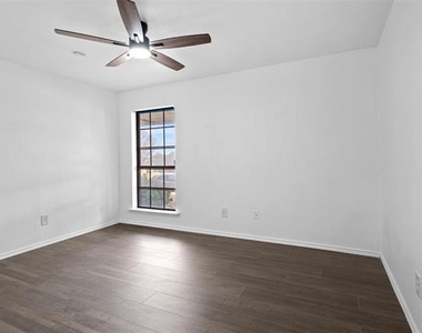 5349 Northridge Boulevard - Photo Thumbnail 8
