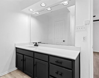 5349 Northridge Boulevard - Photo Thumbnail 11