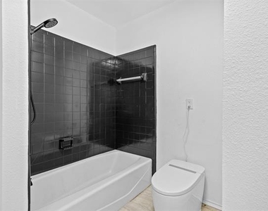 5349 Northridge Boulevard - Photo Thumbnail 10