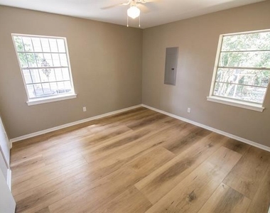 3539 S Ewing Avenue - Photo Thumbnail 3