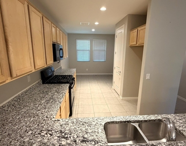 41320 W Palmyra Lane - Photo Thumbnail 5