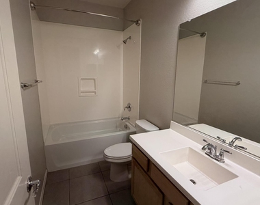 41320 W Palmyra Lane - Photo Thumbnail 3