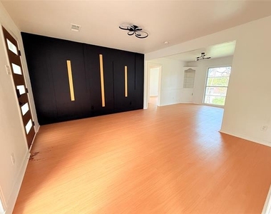 1947 Berwick Avenue - Photo Thumbnail 2