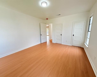 1947 Berwick Avenue - Photo Thumbnail 13