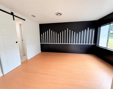 1947 Berwick Avenue - Photo Thumbnail 3
