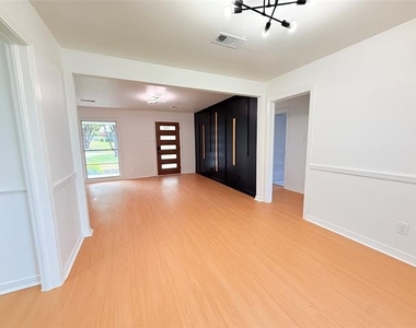 1947 Berwick Avenue - Photo Thumbnail 7