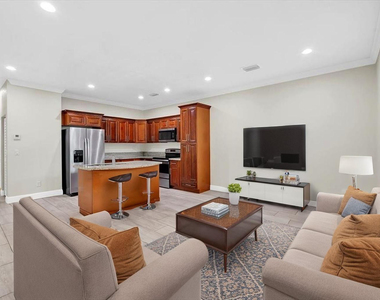 306 N 18th Court - Photo Thumbnail 2