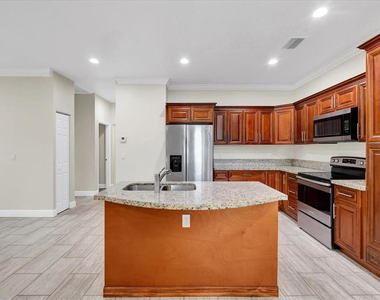 306 N 18th Court - Photo Thumbnail 3
