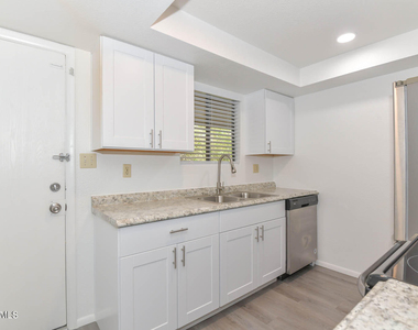 3131 W Cochise Drive - Photo Thumbnail 5