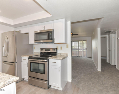 3131 W Cochise Drive - Photo Thumbnail 4