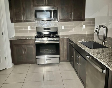 8905 W Orange Drive - Photo Thumbnail 3