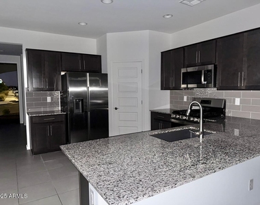 8905 W Orange Drive - Photo Thumbnail 4