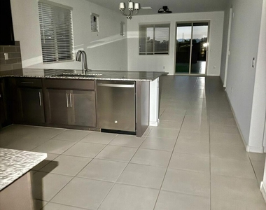 8905 W Orange Drive - Photo Thumbnail 8