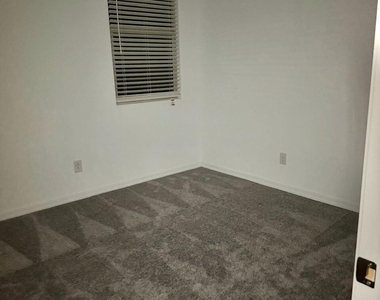 8905 W Orange Drive - Photo Thumbnail 17