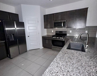 8905 W Orange Drive - Photo Thumbnail 7