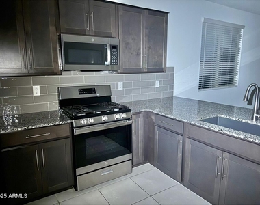 8905 W Orange Drive - Photo Thumbnail 6