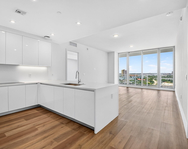 220 Lake Shore Drive - Photo Thumbnail 2