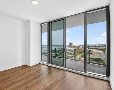 220 Lake Shore Drive - Photo Thumbnail 5