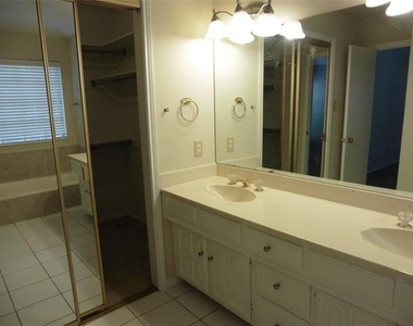 7314 Highland Glen Trl - Photo Thumbnail 20
