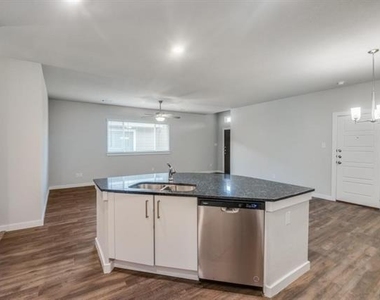 640 Blackland Drive - Photo Thumbnail 4