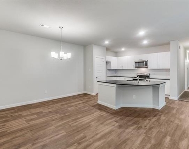 640 Blackland Drive - Photo Thumbnail 2