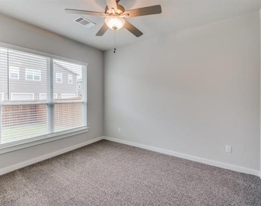 640 Blackland Drive - Photo Thumbnail 10