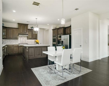 2404 Palmetto Way - Photo Thumbnail 10