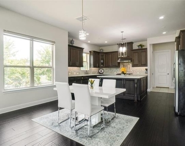 2404 Palmetto Way - Photo Thumbnail 9