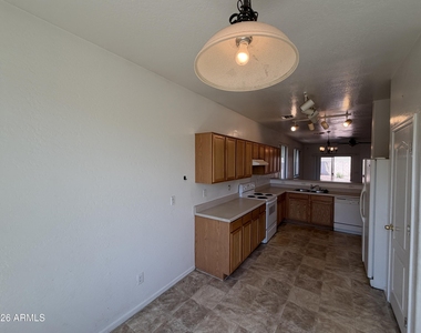6926 S 37th Glen - Photo Thumbnail 8