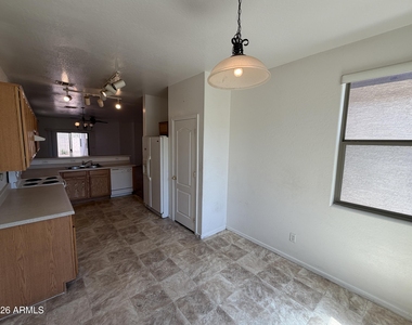 6926 S 37th Glen - Photo Thumbnail 9