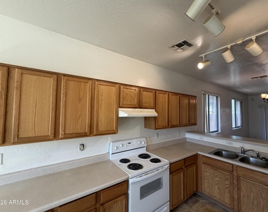 6926 S 37th Glen - Photo Thumbnail 7
