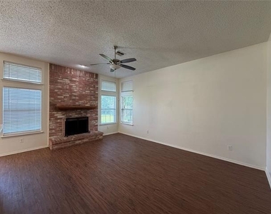 917 Dawson Street - Photo Thumbnail 4