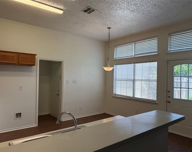 917 Dawson Street - Photo Thumbnail 8