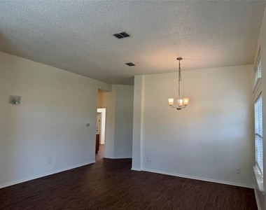 917 Dawson Street - Photo Thumbnail 3