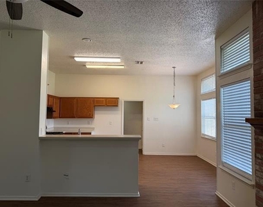 917 Dawson Street - Photo Thumbnail 7