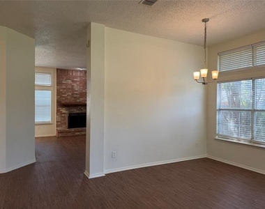 917 Dawson Street - Photo Thumbnail 2