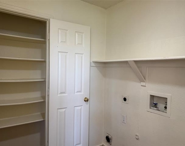 917 Dawson Street - Photo Thumbnail 14