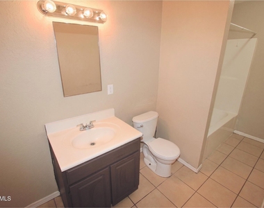 2747 E Chipman Road - Photo Thumbnail 5
