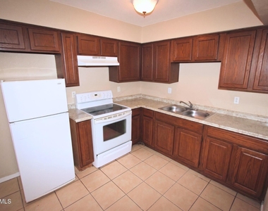 2747 E Chipman Road - Photo Thumbnail 2
