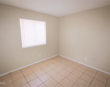 2747 E Chipman Road - Photo Thumbnail 3