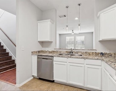 2316 Stoneleigh Place - Photo Thumbnail 4