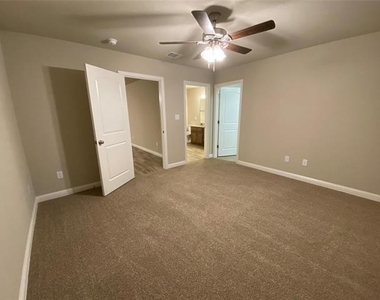 802 Rolling Terrace Circle - Photo Thumbnail 3