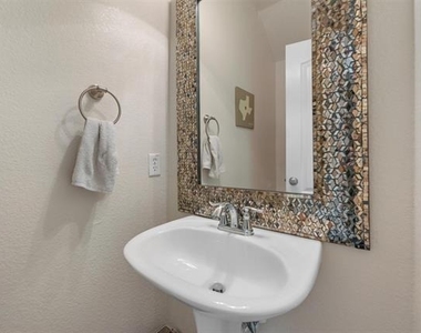1905 Francis Court - Photo Thumbnail 13