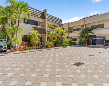 8956 Collins Avenue - Photo Thumbnail 4