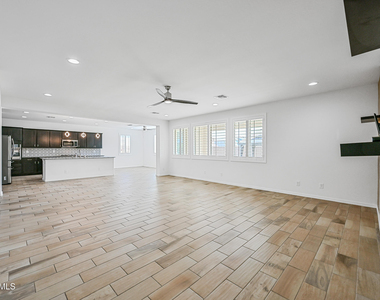 14049 W Desert Hollow Drive - Photo Thumbnail 5
